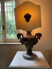 Antica lampada in legno