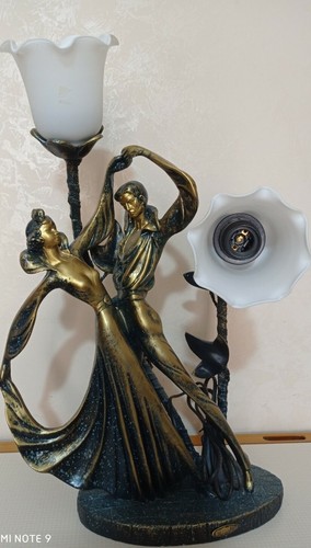 Lampada con statua coppia - con,