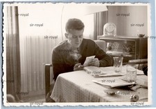 Uomo con sigaretta accanto