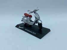 MODELLINO SCOOTER VESPA 946 BELLISSIMA 2014 GRIGIA - MAISTO - SCALA 1:18