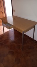 Tavolo del 1975 in formica, gambe acciaio, con cassetto
