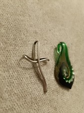 2 ciondoli. Un argento 900 a forma di croce e un vetro (non so se Murano) 