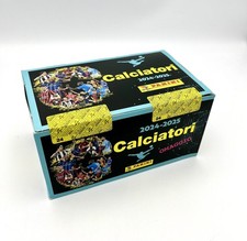 Calciatori Panini 2024 25 2025 Scatola Box 100 bustine figurine OMAGGIO sigil...
