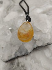 Pendente collana quarzo capelli di venere e treccia di pelle nera