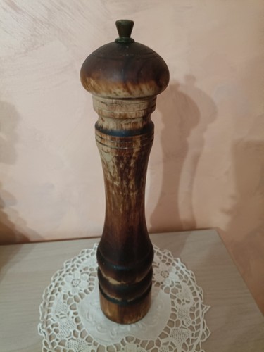 Vecchio macinapepe legno - in,