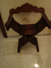 Sedia Savonarola in legno con teste di LEONE