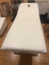 lettino da massaggio in metallo e pelle bianco con foro per il viso