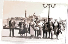 PRIMI ANNI '50 FOTO ORIGINALE GRUPPO IN GITA A VENEZIA SAN GIRGIO SULLO SFONDO