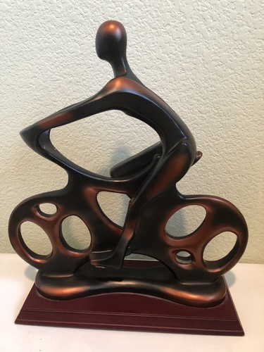 Scultura ciclista astratta