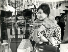 1967 ROMA Regina FARAH DIBA in boutique di moda con pelliccia di ghepardo