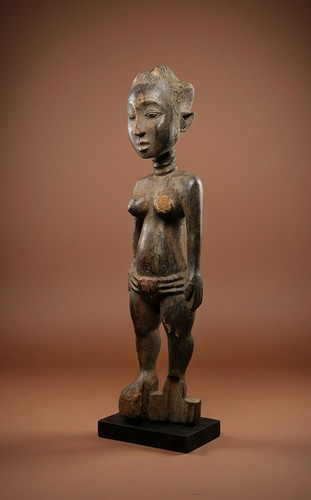Una scultura femminile - , baule