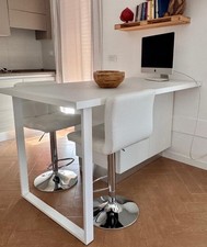 Penisola cucina/Isola rifinita contenitore, usata poco colore bianco+sgabelli