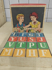 ALFABETO CON LETTERE A CUBI