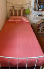 Coppia di letti singoli in ferro battuto pieno anticato color crema. 