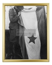 SOLDATO TEDESCO CON PARTIGIANI