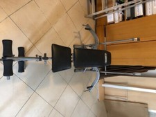 Panca palestra con bilanciere e pesi