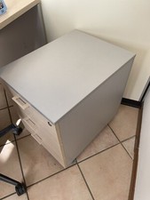 Scrivania Angolare  Tavolo Lavoro Ufficio ad Angolo Con Cassettiera E Due Sedie