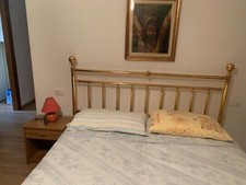 letto matrimoniale in ottone con rete a doghe in legno