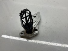 Poggiapiedi e gancio anteriore