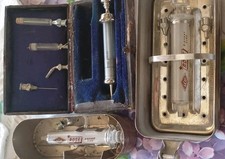 N.3 SIRINGHE IN VETRO VINTAGE CON BOLLITORE E AGHI 