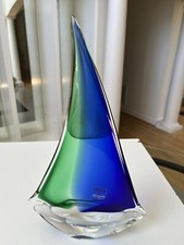 Grande barca a vela in vetro