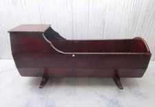 Antica culla per bambole in