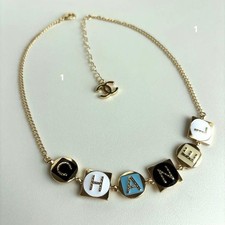 Collana con logo CHANEL tono
