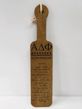 PALETTA DA MURO ALPHA DELTA PHI CON AUTOGRAFI INCISI DEI MEMBRI MISURE 69X15 CM.