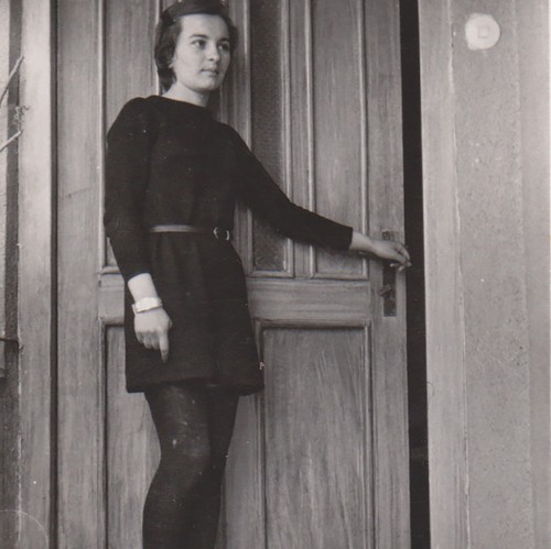 Elegante giovane donna - , in