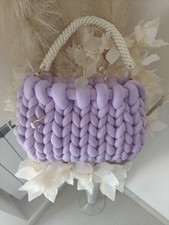 Borsa chunky fatta interamente fatta a mano colore lilla con manico in corda.