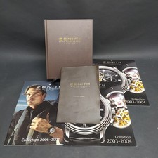 Lotto di 4 cataloghi e un listino prezzi di orologi Zenith, anni 2000. Discreti