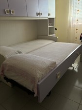 cameretta ragazzi, due posti letto, completa di scrivania e libreria sospesa