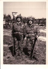 FOTO ANNI '50/'60 MILITARI ESERCITO ITALIANO IN MIMETICA ED ELMETTI C10-268