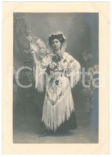 1920ca ITALIA TEATRO Attrice con ventaglio e abito spagnolo Foto BETTINI LIVORNO