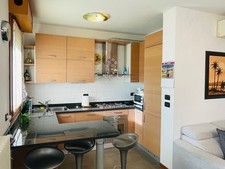 cucina Errebi in legno chiaro con top nero