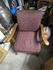 POLTRONA VINTAGE con braccioli in legno e rivestimento in tessuto 