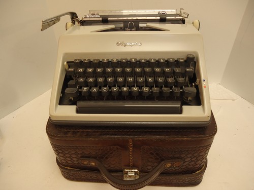 Macchina scrivere olympia - da,