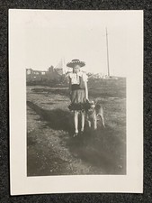 Carina ragazza in sombrero con