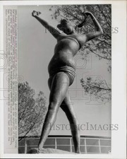 1960 Foto Stampa Estate Fiaccola Olimpica Statua Stanza Fuori Palazzo dello Sport, Roma