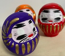 Bambola Daruma difettosa