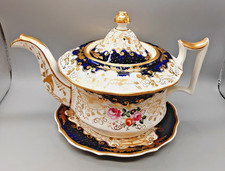 Antica teiera e supporto