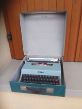 Macchina Olivetti lettera 32 vintage. 