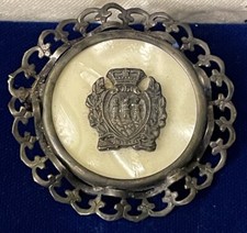 SPILLA PIN VINTAGE SAN MARINO  - Stemma Su madreperla - bottoniera o boutonnière
