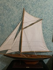 Modellino Barca a Vela in Legno – Artigianato Nautico da Collezione