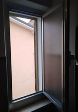 Finestra da esterno in alluminio grigio, vetro opaco, infisso