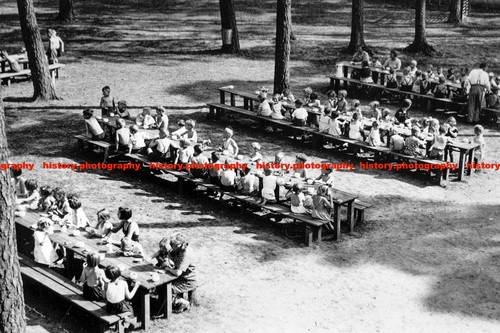 F019428 child dining - child, at