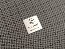 5 adesivi Linux argento e nero