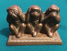 STATUETTA LE TRE SCIMMIETTE IN METALLO OTTONATO 8 X 4 X 5h.