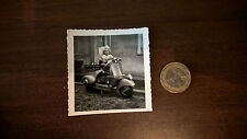 foto bambino su Vespa scooter d'epoca originale