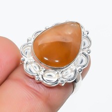 Anello con pietre preziose a